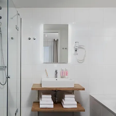 Numa Docklands 4*