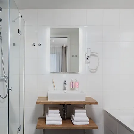 Numa Docklands 4*