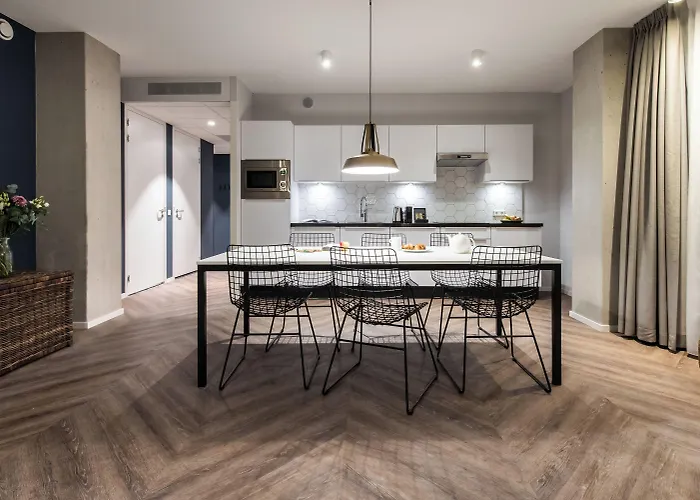 Aparthotel Yays Docklands 4*